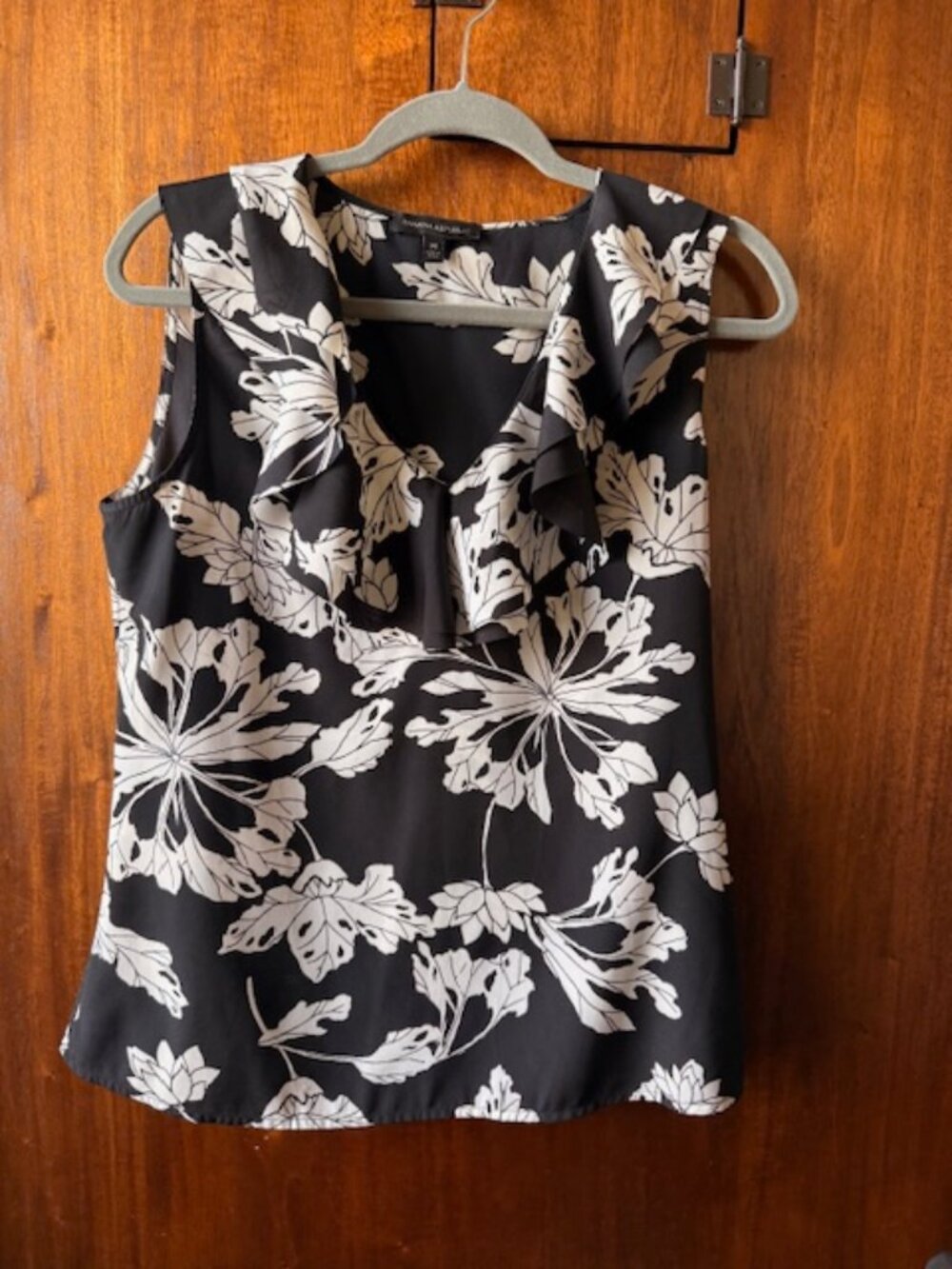 Sexy and classy Banana Republic Sleeveless top with frills